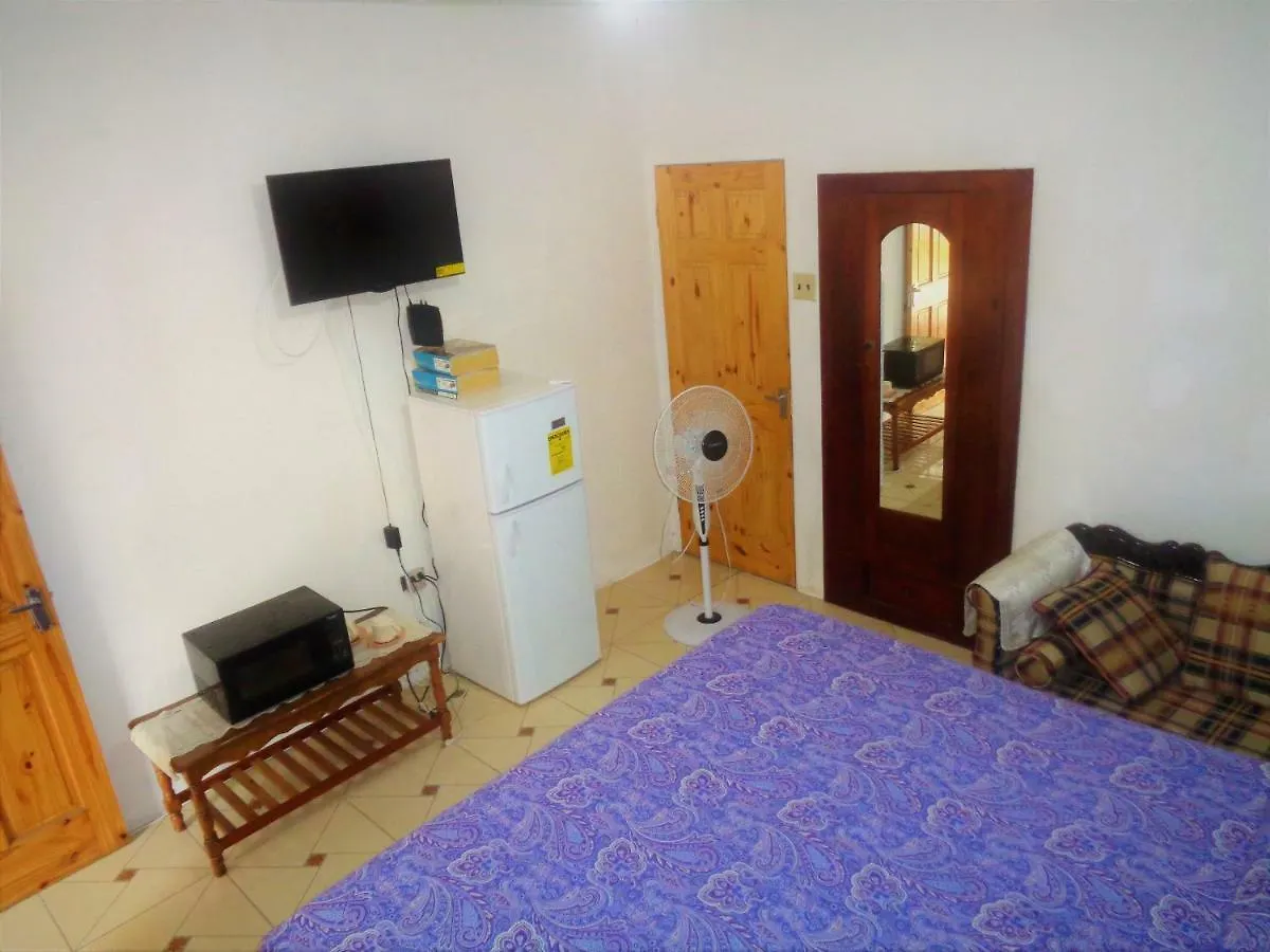 Yard Style Guest House Kingston 5*,
